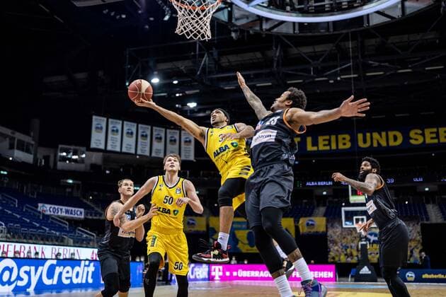 Basketball Berlin 30.05.2021 1. Bundesliga easyCredit BBL Saison 2020 2021 Playoffs Halbfinale Spiel 1 Alba Berlin - ratiopharm Ulm Peyton Siva (Alba Berlin, No.03) Troy Caupain (Ulm, No.23)