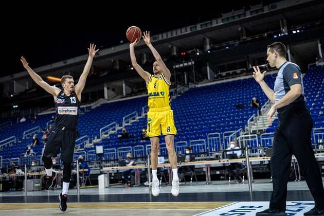 Basketball Berlin 30.05.2021 1. Bundesliga easyCredit BBL Saison 2020 2021 Playoffs Halbfinale Spiel 1 Alba Berlin - ratiopharm Ulm Marcus Eriksson (Alba Berlin, No.08) Andreas Obst (Ulm, No.13)