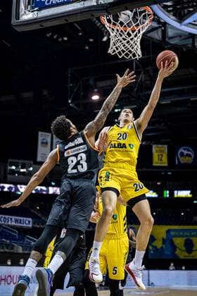 Basketball Berlin 30.05.2021 1. Bundesliga easyCredit BBL Saison 2020 2021 Playoffs Halbfinale Spiel 1 Alba Berlin - ratiopharm Ulm Simone Fontecchio (Alba Berlin, No.20) Troy Caupain (Ulm, No.23)