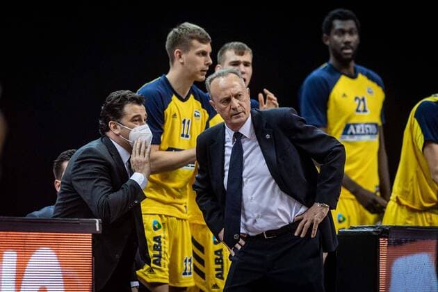 Basketball Berlin 30.05.2021 1. Bundesliga easyCredit BBL Saison 2020 2021 Playoffs Halbfinale Spiel 1 Alba Berlin - ratiopharm Ulm Aito Garcia Reneses (Alba Berlin, Trainer) Israel Gonzalez (Alba Berlin, Assistenztrainer) li.