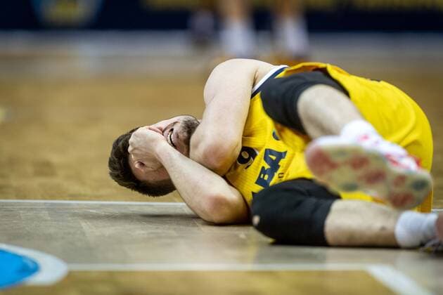 Basketball Berlin 30.05.2021 1. Bundesliga easyCredit BBL Saison 2020 2021 Playoffs Halbfinale Spiel 1 Alba Berlin - ratiopharm Ulm Jonas Mattisseck (Alba Berlin, No.09) verletzt am Boden