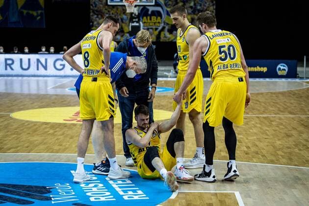 Basketball Berlin 30.05.2021 1. Bundesliga easyCredit BBL Saison 2020 2021 Playoffs Halbfinale Spiel 1 Alba Berlin - ratiopharm Ulm Jonas Mattisseck (Alba Berlin, No.09) verletzt am Boden