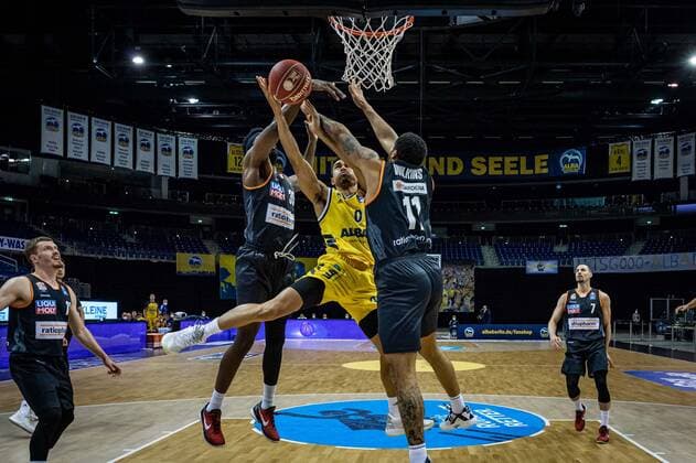 Basketball Berlin 30.05.2021 1. Bundesliga easyCredit BBL Saison 2020 2021 Playoffs Halbfinale Spiel 1 Alba Berlin - ratiopharm Ulm Maodo Lo (Alba Berlin, No.00) Isaiah Wilkins (Ulm, No.11) Aric Holman (Ulm, No.35)