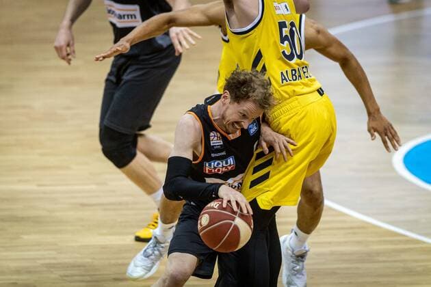 Basketball Berlin 30.05.2021 1. Bundesliga easyCredit BBL Saison 2020 2021 Playoffs Halbfinale Spiel 1 Alba Berlin - ratiopharm Ulm Per Günther (Ulm, No.06) Ben Lammers (Alba Berlin, No.50)