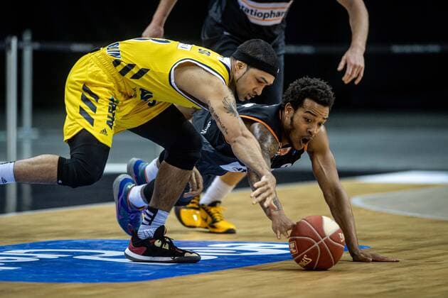 Basketball Berlin 30.05.2021 1. Bundesliga easyCredit BBL Saison 2020 2021 Playoffs Halbfinale Spiel 1 Alba Berlin - ratiopharm Ulm Peyton Siva (Alba Berlin, No.03) Troy Caupain (Ulm, No.23)