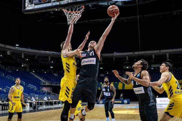 Basketball Berlin 30.05.2021 1. Bundesliga easyCredit BBL Saison 2020 2021 Playoffs Halbfinale Spiel 1 Alba Berlin - ratiopharm Ulm Dylan Osetkowski (Ulm, No.21) Ben Lammers (Alba Berlin, No.50)