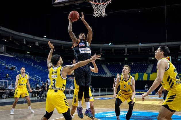 Basketball Berlin 30.05.2021 1. Bundesliga easyCredit BBL Saison 2020 2021 Playoffs Halbfinale Spiel 1 Alba Berlin - ratiopharm Ulm Troy Caupain (Ulm, No.23) Peyton Siva (Alba Berlin, No.03) Niels Giffey (Alba Berlin, No.05)