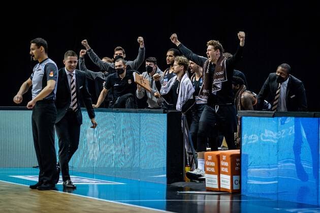 Basketball Berlin 30.05.2021 1. Bundesliga easyCredit BBL Saison 2020 2021 Playoffs Halbfinale Spiel 1 Alba Berlin - ratiopharm Ulm Jubel Ulm über den Sieg Patrick Heckmann (Ulm, No.33) Jaka Lakovic (Ulm, Trainer) und andere