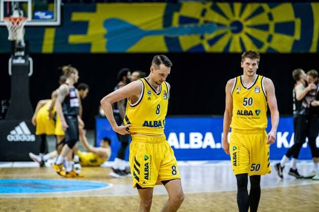 Basketball Berlin 30.05.2021 1. Bundesliga easyCredit BBL Saison 2020 2021 Playoffs Halbfinale Spiel 1 Alba Berlin - ratiopharm Ulm niedergeschlagene Berliner nach dem Spiel Marcus Eriksson (Alba Berlin, No.08) Ben Lammers (Alba Berlin, No.50)