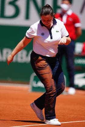 Mandatory Credit: Photo by Javier Garcia BPI Shutterstock (11977038bp) The umpire in the Swiatek vs Juvan match covered in clay after slipping as she checked the line French Open Tennis, Day Two, Roland Garros, Paris, France - 31 May 2021 French Open Tennis, Day Two, Roland Garros, Paris, France - 31 May 2021  Copyright: xJavierxGarcia BPI Shutterstockx 11977038bp