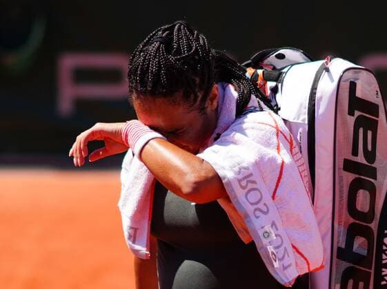Sport Bilder des Tages Mandatory Credit: Photo by Javier Garcia BPI Shutterstock (11977038dg) Heather Watson after defeat in her first round match French Open Tennis, Day Two, Roland Garros, Paris, France - 31 May 2021 French Open Tennis, Day Two, Roland Garros, Paris, France - 31 May 2021  Copyright: xJavierxGarcia BPI Shutterstockx 11977038dg
