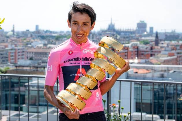 Radsport, Giro d Italia, Fotoshooting mit Sieger Egan Bernal Photo Gian Mattia D Alberto LaPresse May 31, 2021 Milan, Italy Cycling Giro d Italia 2021 - 104th edition In the pic: BERNAL GOMEZ Egan Arley (COL) (INEOS GRENADIERS) winner of the Giro d Italia 2021 with the Endless Trophy  Copyright: xGianxMattiaxD Alberto LaPressex