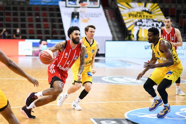 D.J. Seeley (FC Bayern Muenchen Basketball) im Zweikampf mit Ralph Hounnou (MHP Riesen Ludwigsburg), GER, MHP Riesen Ludwigsburg vs. FC Bayern Muenchen, 31.05.2021, Play Off Halbfinale Spiel 2, easycredit Basketball Bundesliga, Spielzeit 2020 2021. GER, MHP Riesen Ludwigsburg vs. FC Bayern Muenchen, 31.05.2021, Play Off Halbfinale Spiel 2, easycredit Basketball Bundesliga, Spielzeit 2020 2021 Ludwigsburg Copyright: xEibnerxPressefoto MichaelxMemmlerx EP_MMR