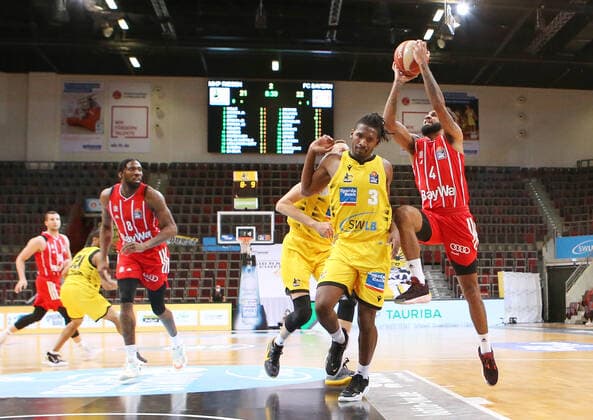 31.05.2021, Deutschland, Ludwigsburg, Basketball easyCredit BBL Bundesliga, Play-off Halbfinale, Spiel 2 MHP RIESEN Ludwigsburg vs. FC Bayern München Basketball: v.l. Jaleen Smith (MHP), Dennis Seeley (FC)