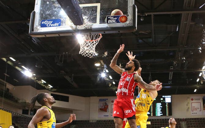 31.05.2021, Deutschland, Ludwigsburg, Basketball easyCredit BBL Bundesliga, Play-off Halbfinale, Spiel 2 MHP RIESEN Ludwigsburg vs. FC Bayern München Basketball: v.l. Dennis Seeley (FC), Jonas Wohlfahrt-Bottermann (MHP)