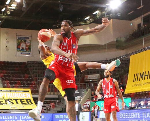 31.05.2021, Deutschland, Ludwigsburg, Basketball easyCredit BBL Bundesliga, Play-off Halbfinale, Spiel 2 MHP RIESEN Ludwigsburg vs. FC Bayern München Basketball: v.l. Jr. Barry Brown (MHP), Jalen Reynolds (FC)