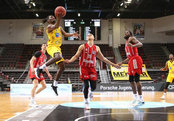 31.05.2021, Deutschland, Ludwigsburg, Basketball easyCredit BBL Bundesliga, Play-off Halbfinale, Spiel 2 MHP RIESEN Ludwigsburg vs. FC Bayern München Basketball: v.l. Jaleen Smith (MHP), Robin Amaize (FC)