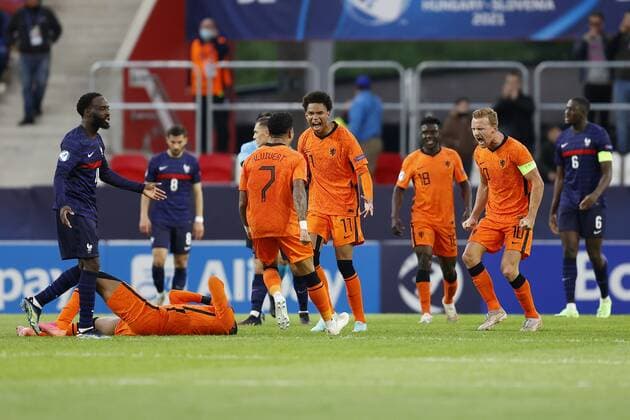 BUDAPEST, 31-05-2021, Uj Bozsik Stadium, European Championship, EM, Europameisterschaft Under 21 in Hungary and Slovenia. Euro 2021 Under 21 Quarter Finals. Netherlands U21, U 21 - France U21. Netherlands U21 player Justin Kluivert and Netherlands U21 player Calvin Stengs celebrating the 2-1 win Netherlands U21 - France U21  x12002699x Copyright: