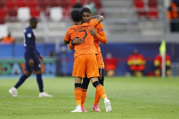 BUDAPEST, 31-05-2021, Uj Bozsik Stadium, European Championship, EM, Europameisterschaft Under 21 in Hungary and Slovenia. Euro 2021 Under 21 Quarter Finals. Netherlands U21, U 21 - France U21. Netherlands U21 player Justin Kluivert and Netherlands U21 player Myron Boadu celebrating the 2-1 win Netherlands U21 - France U21  x12002717x Copyright: