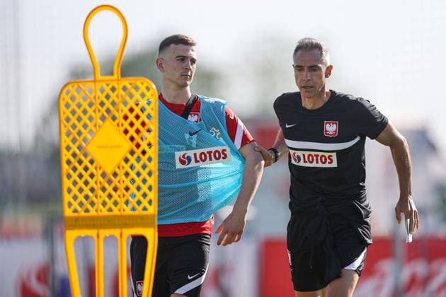 Sport Bilder des Tages Fußball, Nationalteam Polen Training 31.05.2021 OPALENICA, HOTEL REMES PILKA NOZNA POLAND POLISH NATIONAL FOOTBALL TEAM TRAINING SESSION ROAD TO EURO 2020 TOURNAMENT REPREZENTACJA POLSKI, KADRA - UEFA EURO, EM, Europameisterschaft,Fussball 2020 , ZGRUPOWANIE REPREZENTACJI POLSKI PRZED TURNIEJEM UEFA EURO 2020 OFICJALNY TRENING REPREZENTACJI POLSKI PRZED MECZEM TOWARZYSKIM Z ROSJA NZ KACPER KOZLOWSKI, PAULO SOUSA - TRENER, SELEKCJONER, HEAD COACH REPREZENTACJI POLSKI FOTO LUKASZ GROCHALA CYFRASPORT NEWSPIX.PL --- Newspix.pl 20210531CSLG0222