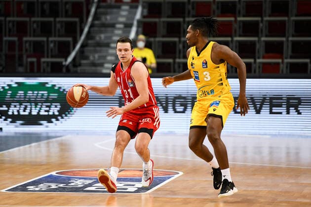 Zan Mark Sisko (FC Bayern Muenchen Basketball) im Zweikampf mit Jaleen Smith (MHP Riesen Ludwigsburg), GER, MHP Riesen Ludwigsburg vs. FC Bayern Muenchen, 31.05.2021, Play Off Halbfinale Spiel 2, easycredit Basketball Bundesliga, Spielzeit 2020 2021. GER, MHP Riesen Ludwigsburg vs. FC Bayern Muenchen, 31.05.2021, Play Off Halbfinale Spiel 2, easycredit Basketball Bundesliga, Spielzeit 2020 2021 Ludwigsburg Copyright: xEibnerxPressefoto MichaelxMemmlerx EP_MMR
