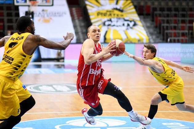 Robin Amaize (FC Bayern Muenchen Basketball) am Ball im Zweikampf mit Jamel McLean (MHP Riesen Ludwigsburg) und Ralph Hounnou (MHP Riesen Ludwigsburg), GER, MHP Riesen Ludwigsburg vs. FC Bayern Muenchen, 31.05.2021, Play Off Halbfinale Spiel 2, easycredit Basketball Bundesliga, Spielzeit 2020 2021. GER, MHP Riesen Ludwigsburg vs. FC Bayern Muenchen, 31.05.2021, Play Off Halbfinale Spiel 2, easycredit Basketball Bundesliga, Spielzeit 2020 2021 Ludwigsburg Copyright: xEibnerxPressefoto MichaelxMemmlerx EP_MMR
