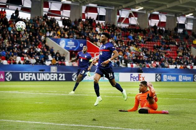 Sport Bilder des Tages BUDAPEST, 31-05-2021, Uj Bozsik Stadium, European Championship, EM, Europameisterschaft Under 21 in Hungary and Slovenia. Euro 2021 Under 21 Quarter Finals. Netherlands U21, U 21 - France U21. Netherlands U21 player Myron Boadu (R) scores 2-1 during the game Netherlands U21 - France U21. Netherlands U21 - France U21  x12002778x Copyright: