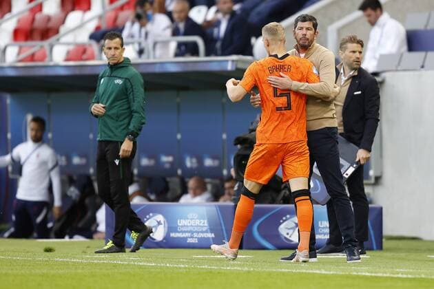 BUDAPEST, 31-05-2021, Uj Bozsik Stadium, European Championship, EM, Europameisterschaft Under 21 in Hungary and Slovenia. Euro 2021 Under 21 Quarter Finals. Netherlands U21, U 21 - France U21. Netherlands U21 player Mitchel Bakker and Netherlands U21 trainer coach Erwin van de Looi Netherlands U21 - France U21  x12002779x Copyright: