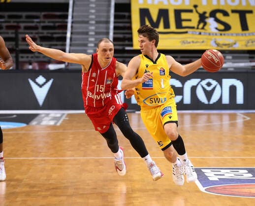 V.li. Robin Amaize (München), Jordan Hulls (Riesen) . MHP Riesen Ludwigsburg vs. Bayern München . Basketball-Bundesliga 2020-2021, Playoff Halbfinale Spiel 2 . Ludwigsburg , GER, 31.05.2021,