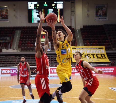 V.li. Jalen Reynolds (München), Jonah Radebaugh (Riesen) . MHP Riesen Ludwigsburg vs. Bayern München . Basketball-Bundesliga 2020-2021, Playoff Halbfinale Spiel 2 . Ludwigsburg , GER, 31.05.2021,