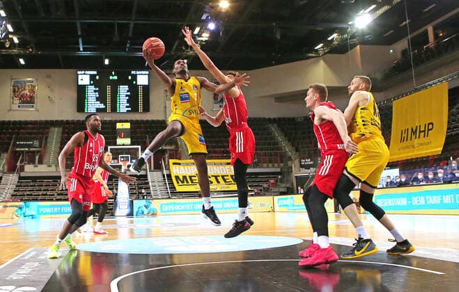 31.05.2021, Deutschland, Ludwigsburg, Basketball easyCredit BBL Bundesliga, Play-off Halbfinale, Spiel 2 MHP RIESEN Ludwigsburg vs. FC Bayern München Basketball: v.l. Jaleen Smith (MHP), Wade Baldwin (FC)