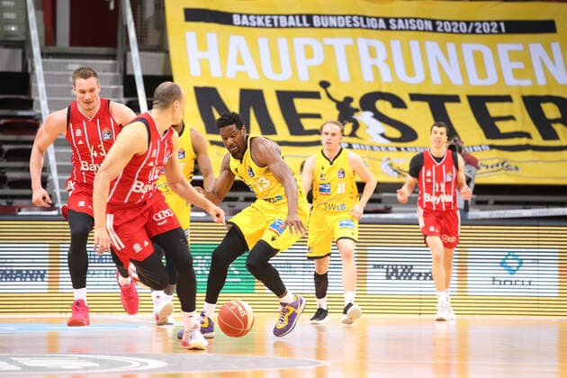 31.05.2021, Deutschland, Ludwigsburg, Basketball easyCredit BBL Bundesliga, Play-off Halbfinale, Spiel 2 MHP RIESEN Ludwigsburg vs. FC Bayern München Basketball: v.l. Banner Übersicht, Hauptrunden Meister, Leon Radosevic (FC), Paul Ziper (FC), Yorman Polas Bartolo (MHP)