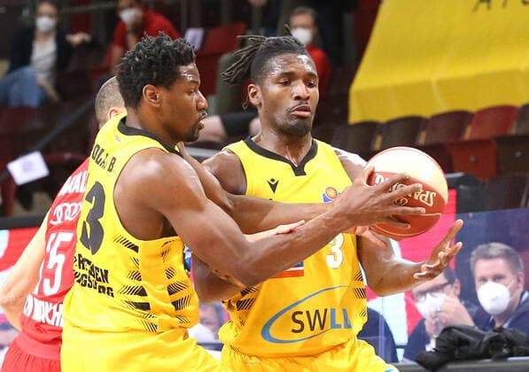 31.05.2021, Deutschland, Ludwigsburg, Basketball easyCredit BBL Bundesliga, Play-off Halbfinale, Spiel 2 MHP RIESEN Ludwigsburg vs. FC Bayern München Basketball: v.l. Yorman Polas Bartolo (MHP), Jaleen Smith (MHP)