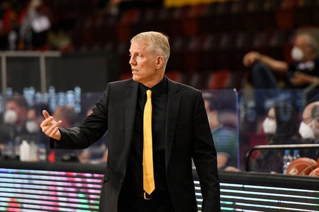 John Patrick (MHP Riesen Ludwigsburg) gibt Anweisungen, GER, MHP Riesen Ludwigsburg vs. FC Bayern Muenchen, 31.05.2021, Play Off Halbfinale Spiel 2, easycredit Basketball Bundesliga, Spielzeit 2020 2021. GER, MHP Riesen Ludwigsburg vs. FC Bayern Muenchen, 31.05.2021, Play Off Halbfinale Spiel 2, easycredit Basketball Bundesliga, Spielzeit 2020 2021 Ludwigsburg Copyright: xEibnerxPressefoto MichaelxMemmlerx EP_MMR