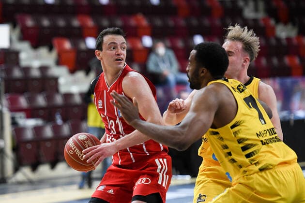 Zan Mark Sisko (FC Bayern Muenchen Basketball) im Zweikampf mit Jamel McLean (MHP Riesen Ludwigsburg), GER, MHP Riesen Ludwigsburg vs. FC Bayern Muenchen, 31.05.2021, Play Off Halbfinale Spiel 2, easycredit Basketball Bundesliga, Spielzeit 2020 2021. GER, MHP Riesen Ludwigsburg vs. FC Bayern Muenchen, 31.05.2021, Play Off Halbfinale Spiel 2, easycredit Basketball Bundesliga, Spielzeit 2020 2021 Ludwigsburg Copyright: xEibnerxPressefoto MichaelxMemmlerx EP_MMR