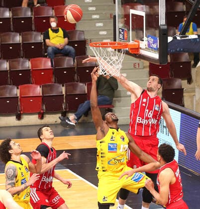 31.05.2021, Deutschland, Ludwigsburg, Basketball easyCredit BBL Bundesliga, Play-off Halbfinale, Spiel 2 MHP RIESEN Ludwigsburg vs. FC Bayern München Basketball: am Korb v.l. Yorman Polas Bartolo (MHP), Paul Zipser (FC)