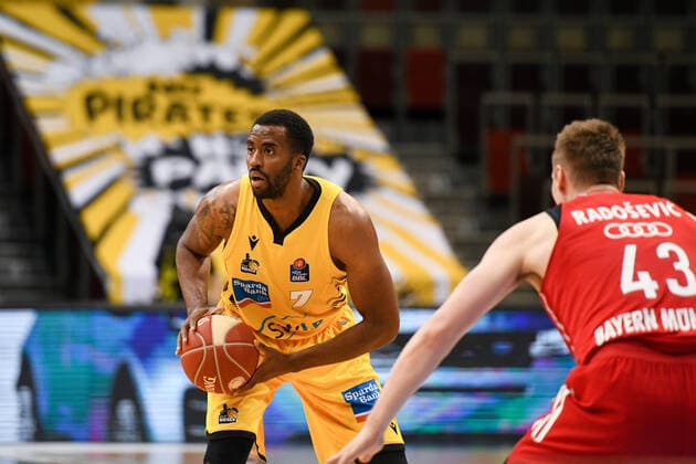 Jamel McLean (MHP Riesen Ludwigsburg) im Zweikampf mit Leon Radosevic (FC Bayern Muenchen Basketball), GER, MHP Riesen Ludwigsburg vs. FC Bayern Muenchen, 31.05.2021, Play Off Halbfinale Spiel 2, easycredit Basketball Bundesliga, Spielzeit 2020 2021. GER, MHP Riesen Ludwigsburg vs. FC Bayern Muenchen, 31.05.2021, Play Off Halbfinale Spiel 2, easycredit Basketball Bundesliga, Spielzeit 2020 2021 Ludwigsburg Copyright: xEibnerxPressefoto MichaelxMemmlerx EP_MMR
