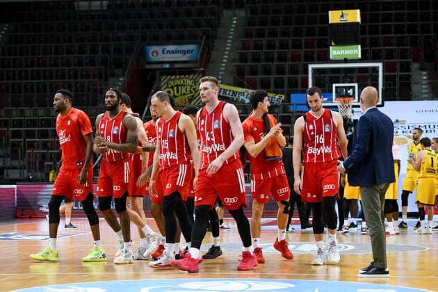 Leon Radosevic (FC Bayern Muenchen Basketball), Robin Amaize (FC Bayern Muenchen Basketball) und Team gehen als Sieger vom Feld, GER, MHP Riesen Ludwigsburg vs. FC Bayern Muenchen, 31.05.2021, Play Off Halbfinale Spiel 2, easycredit Basketball Bundesliga, Spielzeit 2020 2021. GER, MHP Riesen Ludwigsburg vs. FC Bayern Muenchen, 31.05.2021, Play Off Halbfinale Spiel 2, easycredit Basketball Bundesliga, Spielzeit 2020 2021 Ludwigsburg Copyright: xEibnerxPressefoto MichaelxMemmlerx EP_MMR