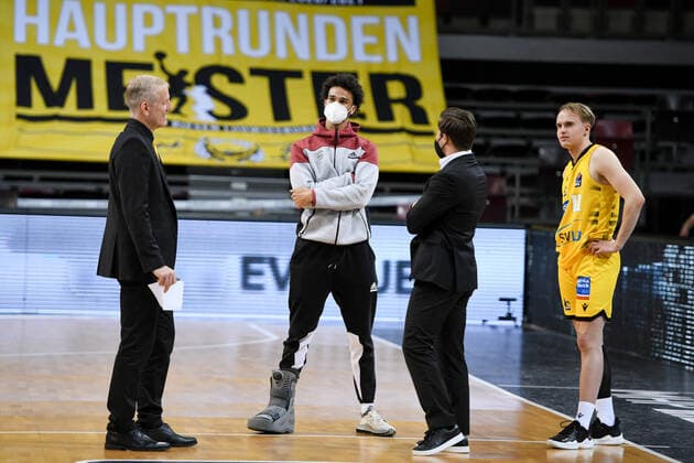 Ex-Ludwigsburger Nick Weiler-Babb (FC Bayern Muenchen Basketball, verletzt) im Gespraech mit John Patrick (MHP Riesen Ludwigsburg) und Lukas Herzog (MHP Riesen Ludwigsburg), GER, MHP Riesen Ludwigsburg vs. FC Bayern Muenchen, 31.05.2021, Play Off Halbfinale Spiel 2, easycredit Basketball Bundesliga, Spielzeit 2020 2021. GER, MHP Riesen Ludwigsburg vs. FC Bayern Muenchen, 31.05.2021, Play Off Halbfinale Spiel 2, easycredit Basketball Bundesliga, Spielzeit 2020 2021 Ludwigsburg Copyright: xEibnerxPressefoto MichaelxMemmlerx EP_MMR
