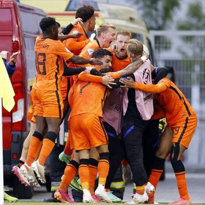 BUDAPEST - (lr) Azor Matusiwa of Holland, Calvin Stengs of Holland, Perr Schuurs of Holland, Abderrahman Harroui of Holland, Justin Kluivert of Holland, Dani de Wit of Holland, Myron Boadu of Holland celebrate the 1-2 of Myron Boadu of Holland during the UEFA EURO, EM, Europameisterschaft,Fussball U21, U 21 quarter-final match between Netherlands U21 and France U21 at the Bozsik Arena on May 31, 2021 in Budapest, Hungary. ANP ROBIN VAN LONKHUIJSEN EURO 2020 U21 quater final 2020 2021 xVIxANPxSportx xxANPxIVx