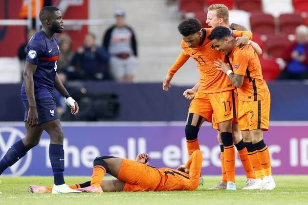 BUDAPEST - (lr) Myron Boadu of Holland, Calvin Stengs of Holland, Justin Kluivert of Holland celebrate the victory during the UEFA EURO, EM, Europameisterschaft,Fussball U21, U 21 quarter-final match between the Netherlands U21 and France U21 at the Bozsik Arena on May 31, 2021 in Budapest, Hungary. ANP ROBIN VAN LONKHUIJSEN EURO 2020 U21 quater final 2020 2021 xVIxANPxSportx xxANPxIVx