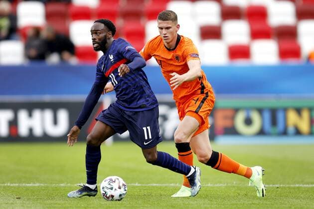 BUDAPEST, 31-05-2021, Uj Bozsik Stadium, European Championship, EM, Europameisterschaft Under 21 in Hungary and Slovenia. Euro 2021 Under 21 Quarter Finals. Netherlands U21, U 21 - France U21. France U21 player Jonathan Ikone (L) and Netherlands U21 player Mitchel Bakker (R) during the game Netherlands U21 - France U21 (2-1). Netherlands U21 - France U21  x12004572x Copyright: