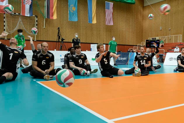 Impressionen Deutschland - Kanada Tokio Qualifikation Sitzvolleyball Duisburg 2021 Deutschland - Kanada Tokio Qualifikation Sitzvolleyball Duisburg 2021 Vom 01. bis zum 05. Juni 2021 kämpfen sechs internationale Sitzvolleyball-Nationalmannschaften um die Qualifikation für die Paralympics 2021 in Tokio. Nur der Sieger des Turniers bekommt eine Startberechtigung. Duisburg Sportschule Duisburg Wedau Nordrhein-Westfalen Deutschland