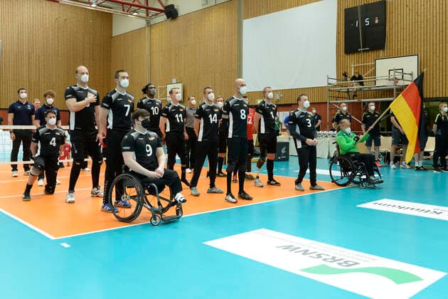 Impressionen Deutschland - Kanada Tokio Qualifikation Sitzvolleyball Duisburg 2021 Deutschland - Kanada Tokio Qualifikation Sitzvolleyball Duisburg 2021 Vom 01. bis zum 05. Juni 2021 kämpfen sechs internationale Sitzvolleyball-Nationalmannschaften um die Qualifikation für die Paralympics 2021 in Tokio. Nur der Sieger des Turniers bekommt eine Startberechtigung. Duisburg Sportschule Duisburg Wedau Nordrhein-Westfalen Deutschland