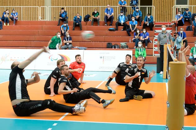 Impressionen Deutschland - Kanada Tokio Qualifikation Sitzvolleyball Duisburg 2021 Deutschland - Kanada Tokio Qualifikation Sitzvolleyball Duisburg 2021 Vom 01. bis zum 05. Juni 2021 kämpfen sechs internationale Sitzvolleyball-Nationalmannschaften um die Qualifikation für die Paralympics 2021 in Tokio. Nur der Sieger des Turniers bekommt eine Startberechtigung. Duisburg Sportschule Duisburg Wedau Nordrhein-Westfalen Deutschland
