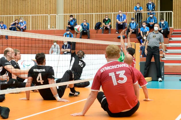 Impressionen Deutschland - Kanada Tokio Qualifikation Sitzvolleyball Duisburg 2021 Deutschland - Kanada Tokio Qualifikation Sitzvolleyball Duisburg 2021 Vom 01. bis zum 05. Juni 2021 kämpfen sechs internationale Sitzvolleyball-Nationalmannschaften um die Qualifikation für die Paralympics 2021 in Tokio. Nur der Sieger des Turniers bekommt eine Startberechtigung. Duisburg Sportschule Duisburg Wedau Nordrhein-Westfalen Deutschland