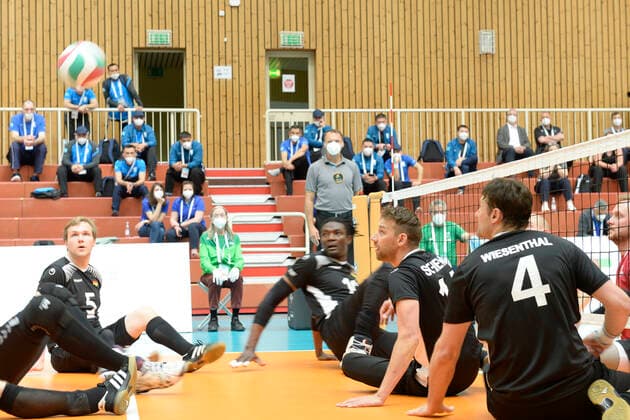 Impressionen Deutschland - Kanada Tokio Qualifikation Sitzvolleyball Duisburg 2021 Deutschland - Kanada Tokio Qualifikation Sitzvolleyball Duisburg 2021 Vom 01. bis zum 05. Juni 2021 kämpfen sechs internationale Sitzvolleyball-Nationalmannschaften um die Qualifikation für die Paralympics 2021 in Tokio. Nur der Sieger des Turniers bekommt eine Startberechtigung. Duisburg Sportschule Duisburg Wedau Nordrhein-Westfalen Deutschland