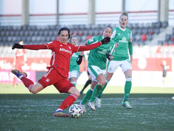 Ivana Rudelic (15 FC Bayern Muenchen) beim Torschuss während des Flyeralarm Frauen Bundesligaspiel FC Bayern München gegen den SV Werder Bremen in der Saison 2020 2021 am 14.02.2021 München FC Bayern Campus Bayern Deutschland
