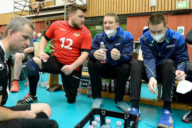 Impressionen Deutschland - Kanada Tokio Qualifikation Sitzvolleyball Duisburg 2021 Deutschland - Kanada Tokio Qualifikation Sitzvolleyball Duisburg 2021 Vom 01. bis zum 05. Juni 2021 kämpfen sechs internationale Sitzvolleyball-Nationalmannschaften um die Qualifikation für die Paralympics 2021 in Tokio. Nur der Sieger des Turniers bekommt eine Startberechtigung. Duisburg Sportschule Duisburg Wedau Nordrhein-Westfalen Deutschland