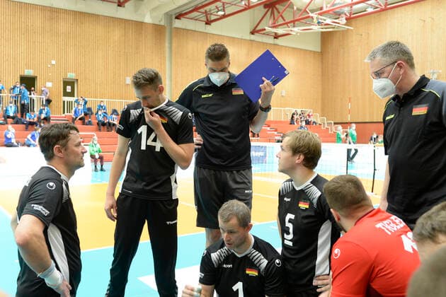 Impressionen Deutschland - Kanada Tokio Qualifikation Sitzvolleyball Duisburg 2021 Deutschland - Kanada Tokio Qualifikation Sitzvolleyball Duisburg 2021 Vom 01. bis zum 05. Juni 2021 kämpfen sechs internationale Sitzvolleyball-Nationalmannschaften um die Qualifikation für die Paralympics 2021 in Tokio. Nur der Sieger des Turniers bekommt eine Startberechtigung. Duisburg Sportschule Duisburg Wedau Nordrhein-Westfalen Deutschland